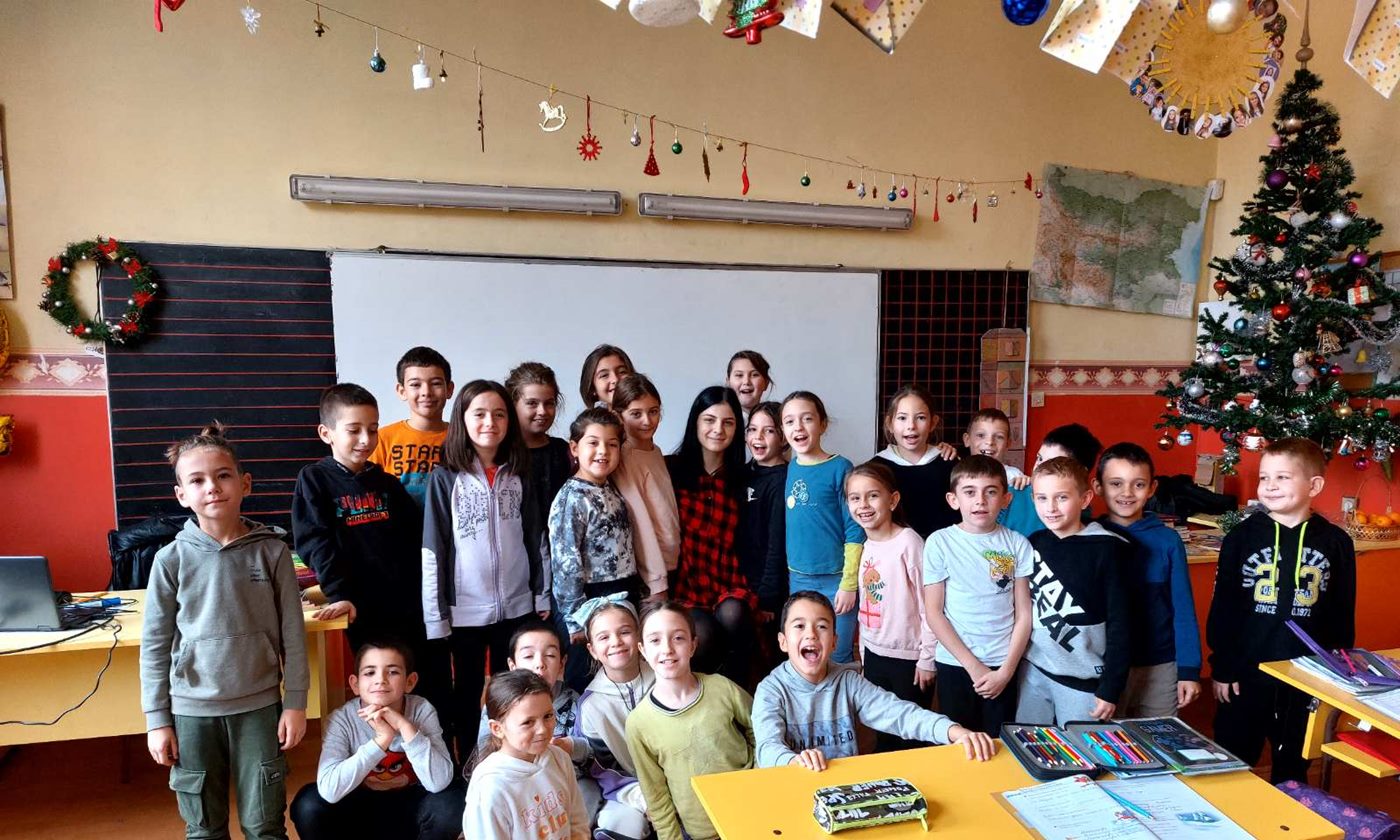 Книги с кауза за деца от Читателския клуб в Хасково